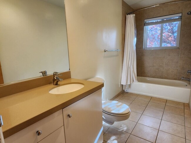 Building Photo - Beautiful 5 Bd 3.5 Ba Home in Holladay