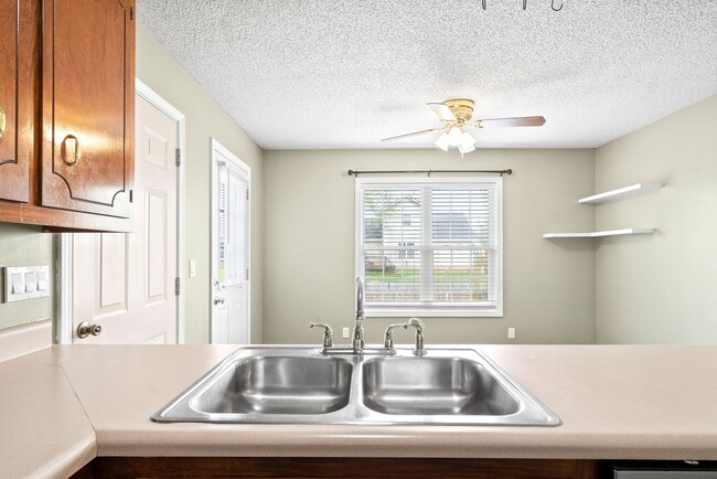 Building Photo - 3 Bedroom 2 Bath Pet Friendly Home For Ren...