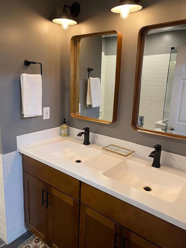 Building Photo - Spacious Downtown Indy Townhouse with Char...