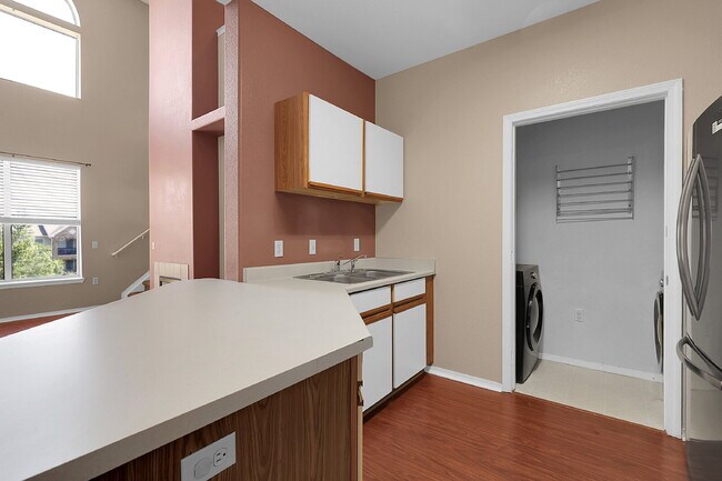 Building Photo - $1,895.00, 2 bed, 1 .5 bath located in Aur...
