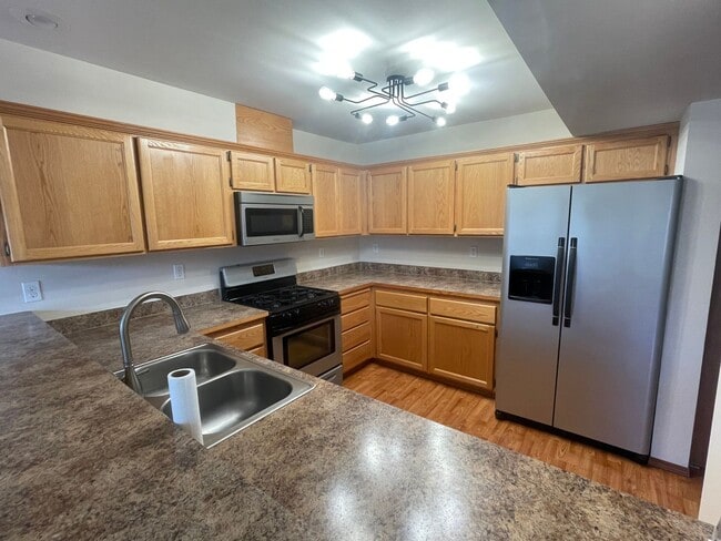 Building Photo - Lovely 3 Bedroom Townhouse in the Heart of Town