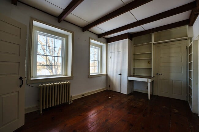 Building Photo - Beautiful 4 Bedroom Farm House