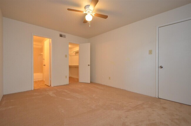 Building Photo - 9700 Leawood Blvd