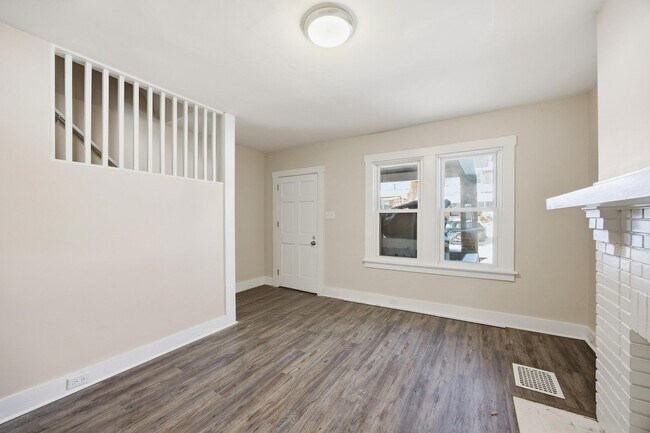 Building Photo - Charming Updated 2BR Home with New Flooring & Rear Porch