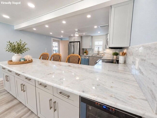 Building Photo - 7625 Sun Island Dr S