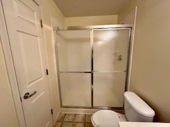 Building Photo - Great 2 Bedroom 2 Bathroom condo on the ea...