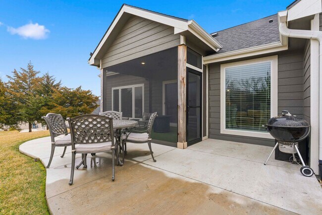 Building Photo - Stunning 6 Bed, 3 Bath Heritage Hills Home | 3-Car Garage | Walk-Out Basement