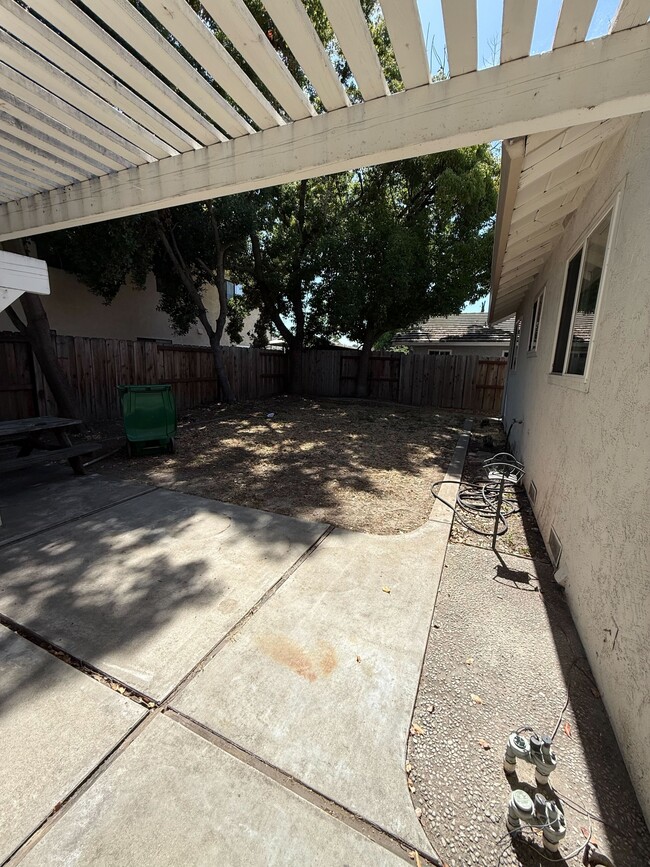 Building Photo - 1026 Springoak Way