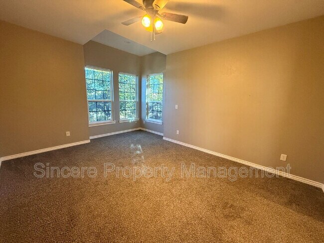 Building Photo - 2225 N Gatewood Ave