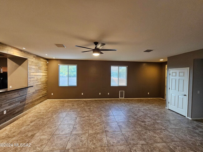 Building Photo - 6652 W Fishermans Dr