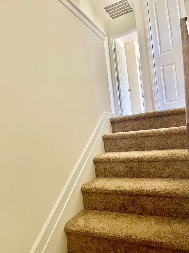 Building Photo - Available Now – Spacious 4BR Home on 1.5 Acres in Rural Hall!