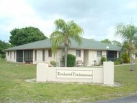 Building Photo - Single Story walk up Condominium close to ...