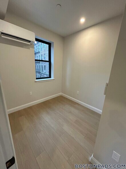 Building Photo - 176 Salem St