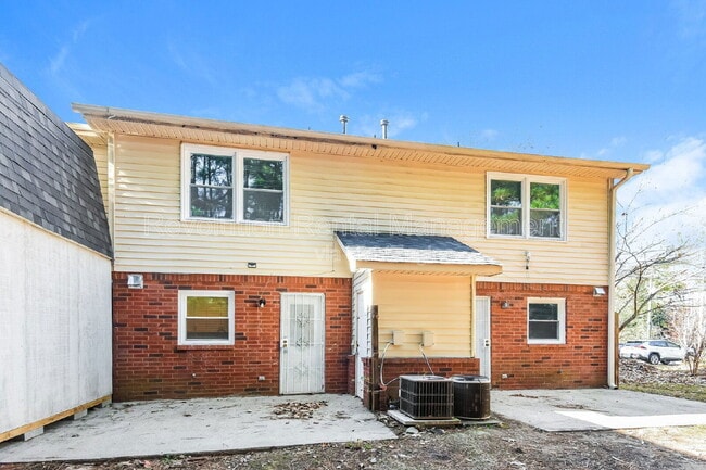 Building Photo - 1303 Sweet Pine Dr