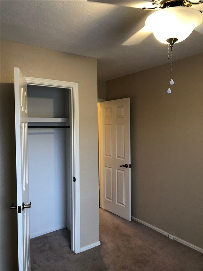 Building Photo - 1405 SE Hillcrest Ave