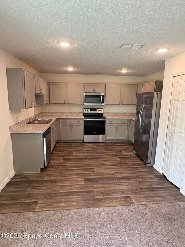 Building Photo - 212 Alminar Ave SE