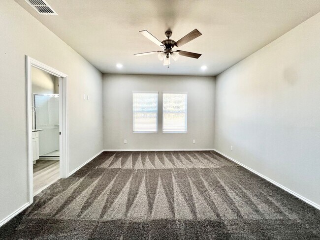 Building Photo - Brand New Duplex in New East Parks Community