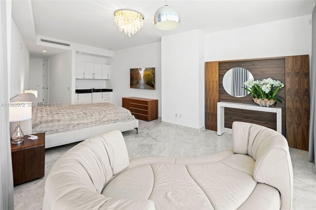 Building Photo - 18555 Collins Ave