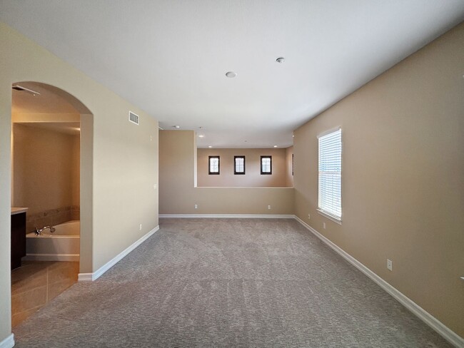 Building Photo - Beautiful & Spacious 2BD/2BA Townhouse in ...