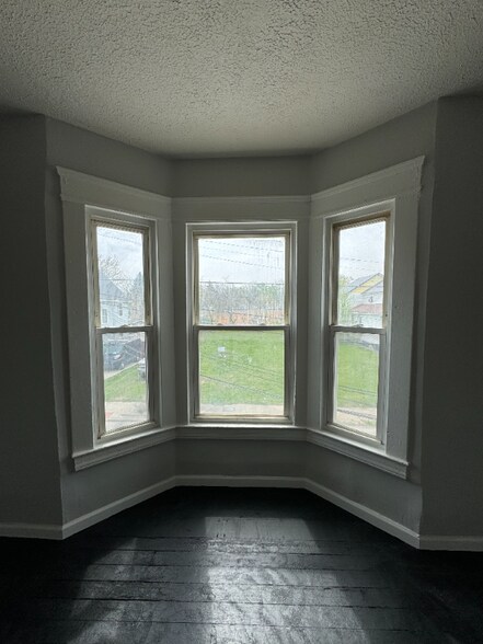 Building Photo - 3860 E 72nd St