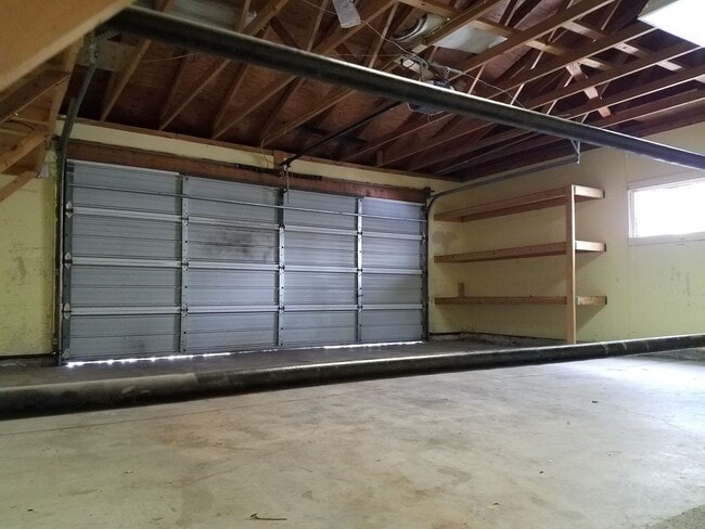 Building Photo - House For Lease