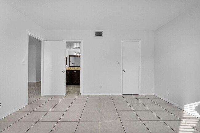 Building Photo - 9 NE 19th Ct