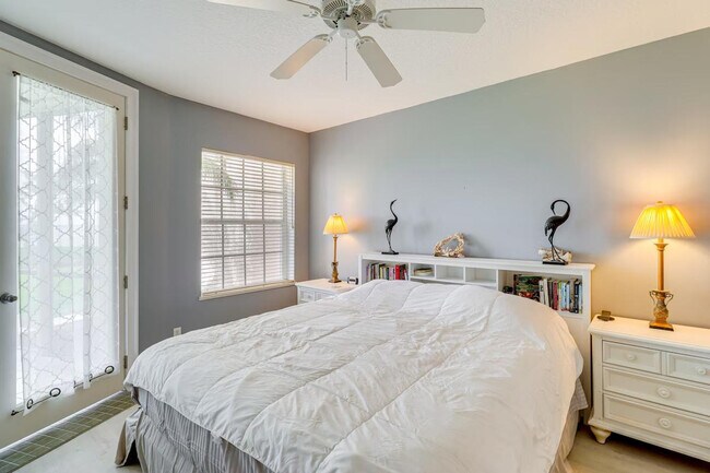 Building Photo - 5799 NE Island Cove Way