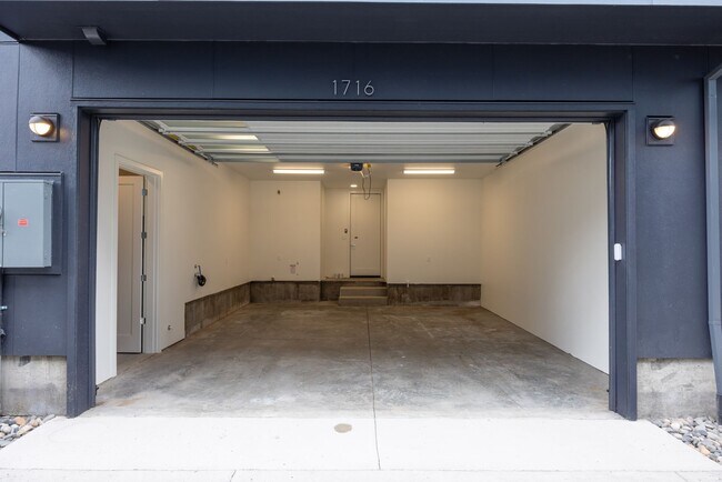 Building Photo - 1716 SE Columbia River Dr
