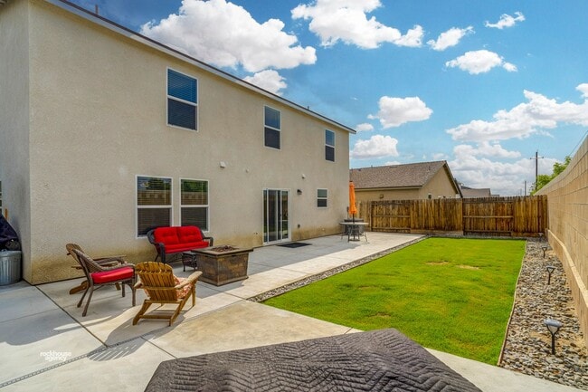 Building Photo - Multi-Generational Home!