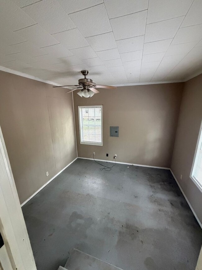 Building Photo - 4 bed 1 bath home