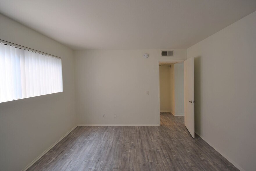 Building Photo - 12352 Burbank Blvd