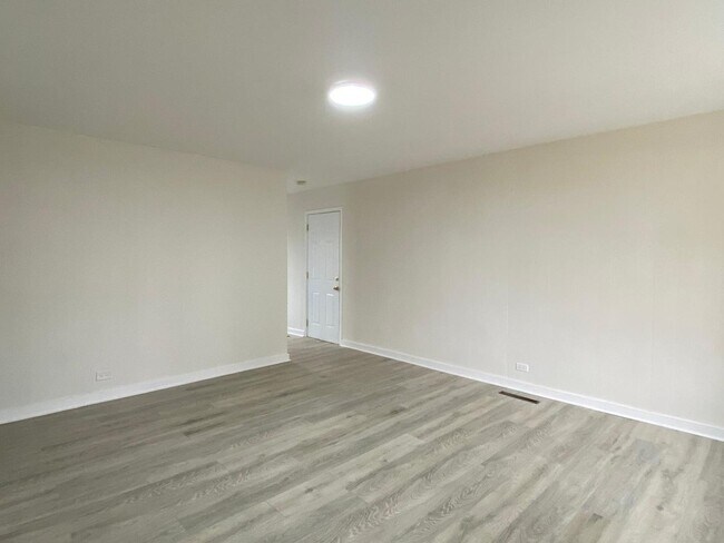 Building Photo - 4 E Pine St
