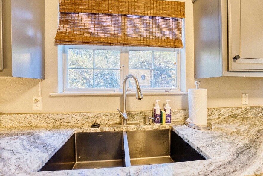 Building Photo - 1072 Valley View Dr