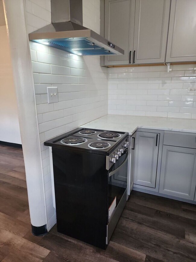 Building Photo - 1 bed 1 bath unit w/ shared laundry