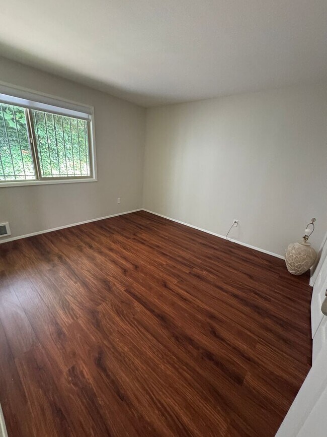 Building Photo - 2bd/2ba Kirkland Condo