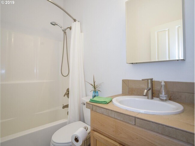 Building Photo - NorthWest/Nob Hill Condo 3Bd/2Ba ~ Washer/Dryer In Unit, Assigned Covered Parking,  Close to Shop...