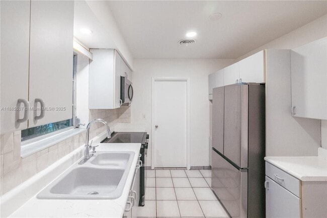 Building Photo - 5600 San Vicente St