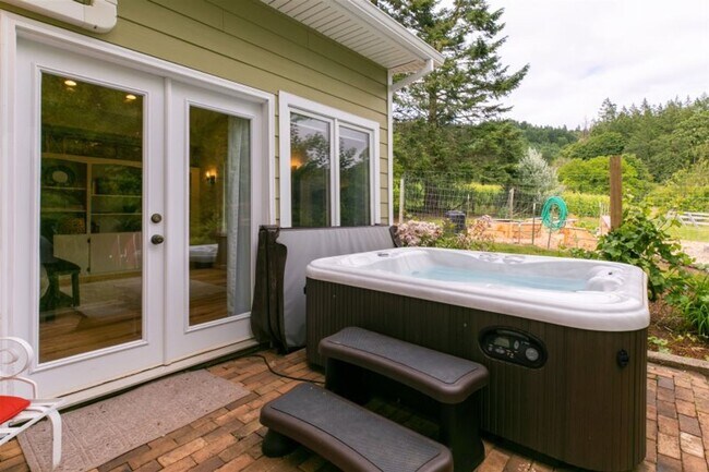 Building Photo - Beautifully Renovated 5 Bedroom Farmhouse outside of Newberg