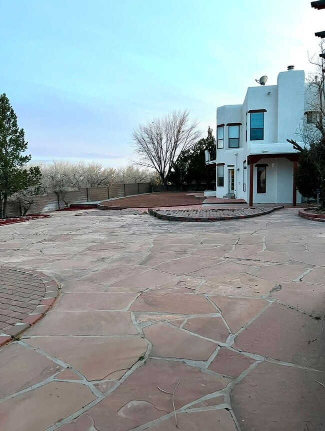 Building Photo - Spacious 5 Bedroom, Views, Refrigerated Ai...