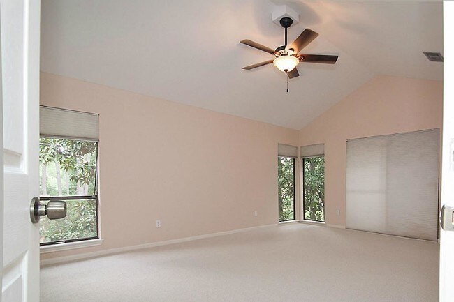 Building Photo - 201 Vanderpool Ln