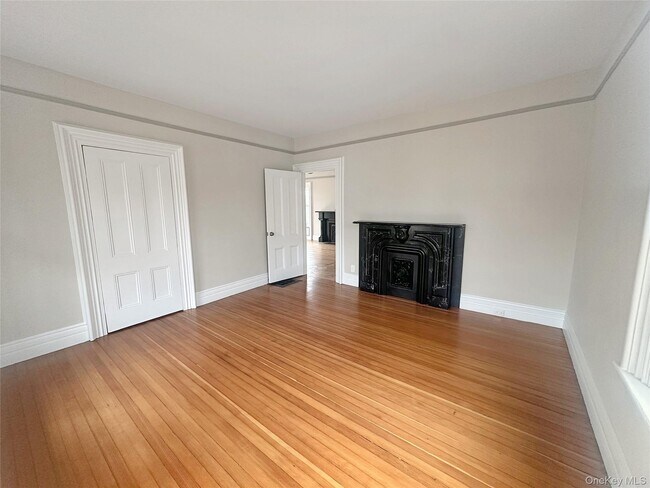 Building Photo - 611 Main St