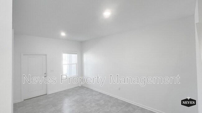 Building Photo - 2562 Skyline Loop