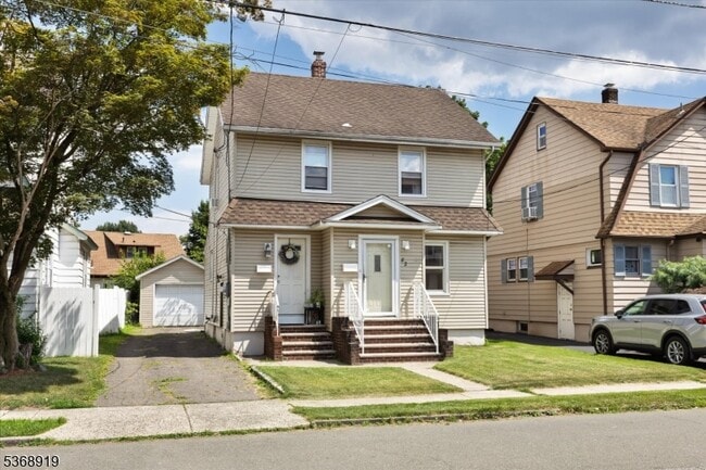 Primary Photo - 82 Scrivens St