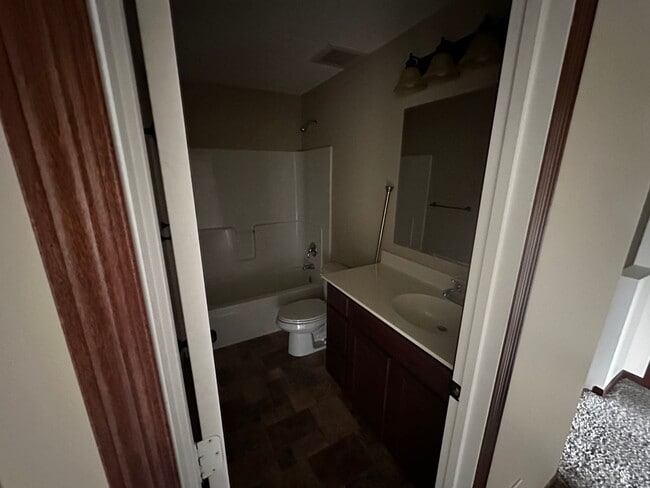 Building Photo - 3 Bed 3 Bath Townhome