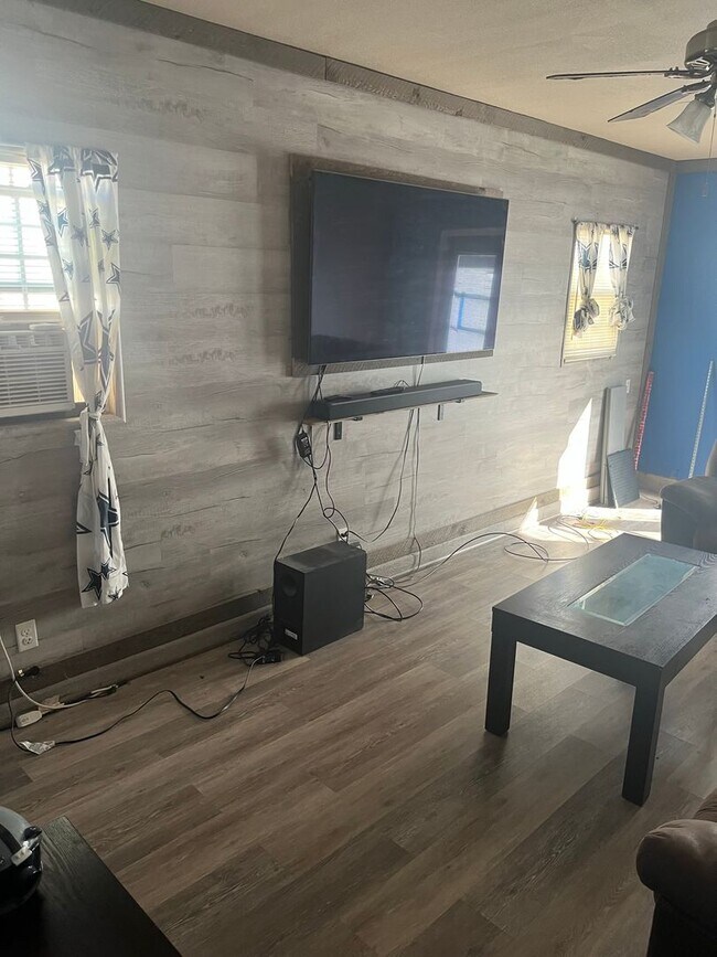 Building Photo - 3 bedroom 1.5 bathroom! HOUSING ACCEPTED!