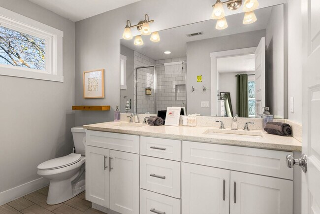 Building Photo - 559 Veritas St