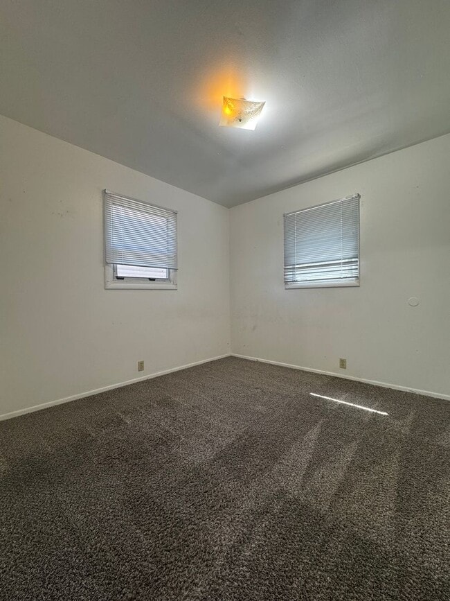 Building Photo - Pet-Friendly 1-Bedroom House