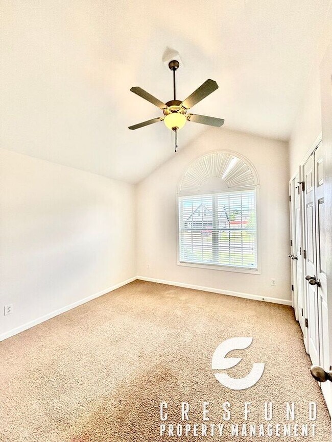 Building Photo - Freshly Painted and Spacious 4 Bedroom, 3 ...
