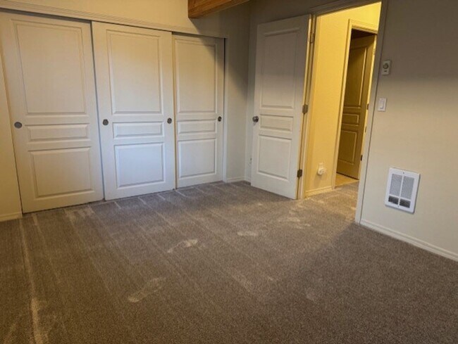 Building Photo - ro17