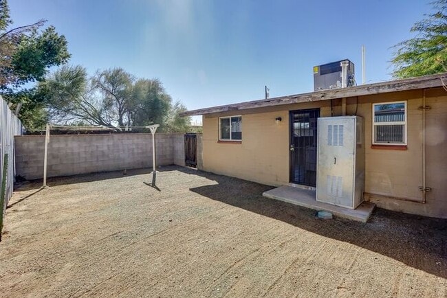 Building Photo - Pending/ Rented - 1 bed 1 bath in a prime ...